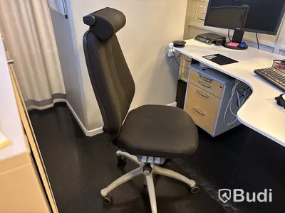 Höj- och sänkbart skrivbord, kontorsstol, hurts samt fotmatta