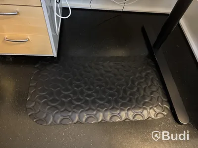 Höj- och sänkbart skrivbord, kontorsstol, hurts samt fotmatta
