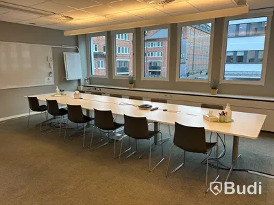 Konferensbord inkl. 12 stolar Arper samt konferenskommunikation