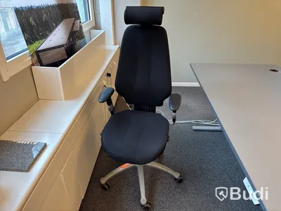 Höj- och sänkbart skrivbord och kontorsstol