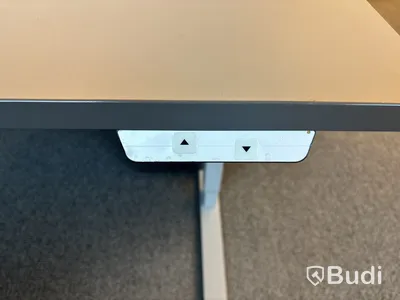 Höj- och sänkbart skrivbord och kontorsstol