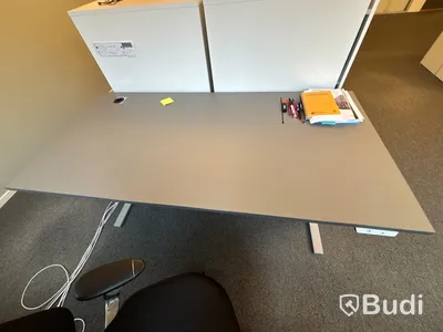 Höj- och sänkbart skrivbord och kontorsstol
