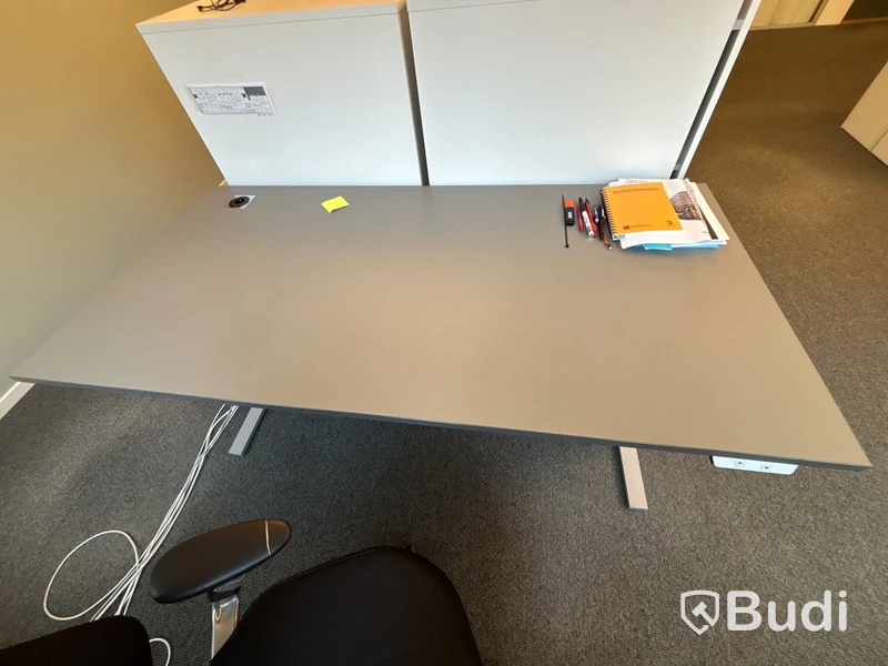 Höj- och sänkbart skrivbord och kontorsstol