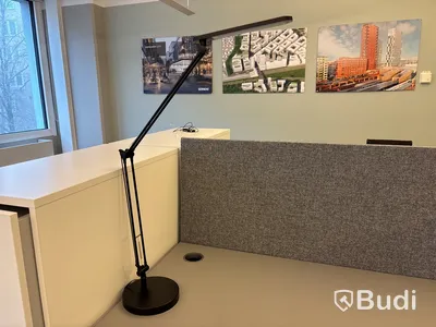Höj- och sänkbart skrivbord, kontorsstol, lampa, väggskärm och skåp