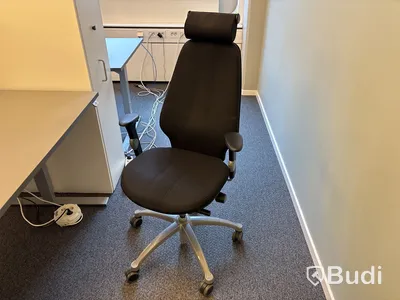 Höj- och sänkbart skrivbord, väggskärm, kontorsstol och skåp