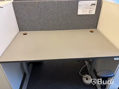 Höj- och sänkbart skrivbord, väggskärm, kontorsstol och skåp