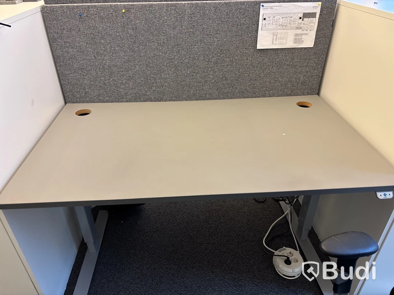 Höj- och sänkbart skrivbord, väggskärm, kontorsstol och skåp