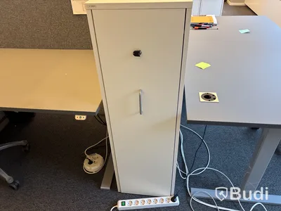 Höj- och sänkbart skrivbord, väggskärm, kontorsstol och skåp
