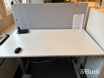 2 st. Höj- och sänkbart skrivbord, 2 st. Kontorsstolar, skåp, lampa och 2 st. Väggskärmar
