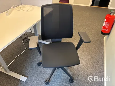 2 st. Höj- och sänkbart skrivbord, 2 st. Kontorsstolar, skåp, lampa och 2 st. Väggskärmar