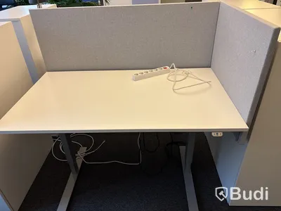 2 st. Höj- och sänkbart skrivbord, 2 st. Kontorsstolar, skåp, lampa och 2 st. Väggskärmar