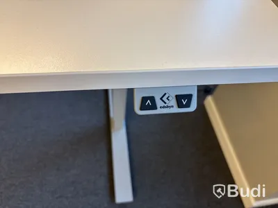 2 st. Höj- och sänkbart skrivbord och 2 st. Väggskärmar