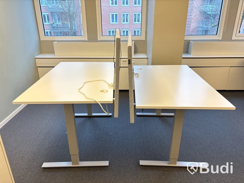 2 st. Höj- och sänkbart skrivbord och 2 st. Väggskärmar