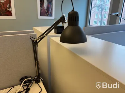2 st. Höj- och sänkbart skrivbord, 2 st. Kontorsstolar, lampa, 2 st. Väggskärmar och skåp
