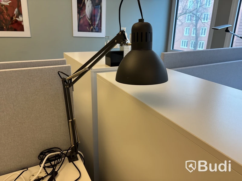 2 st. Höj- och sänkbart skrivbord, 2 st. Kontorsstolar, lampa, 2 st. Väggskärmar och skåp