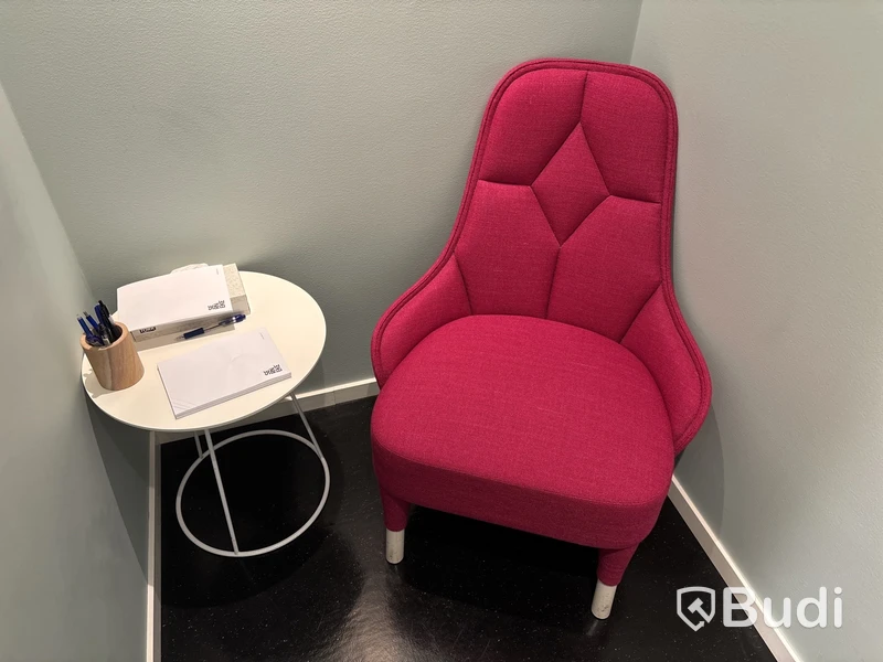 Fåtölj, sidobord och väggdekoration