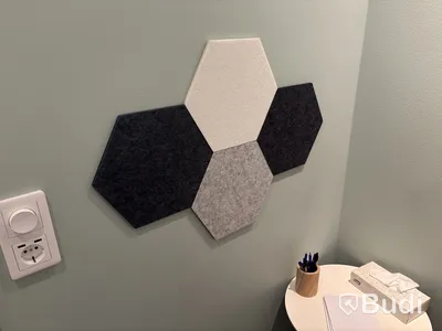 Fåtölj, sidobord och väggdekoration