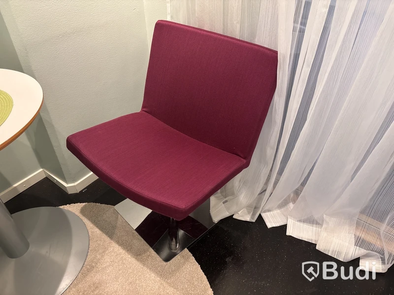 2 st. Fåtöljer, bord, matta, väggdekorationer och gardin