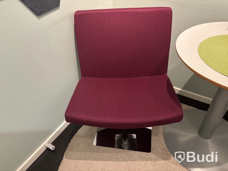 2 st. Fåtöljer, bord, matta, väggdekorationer och gardin