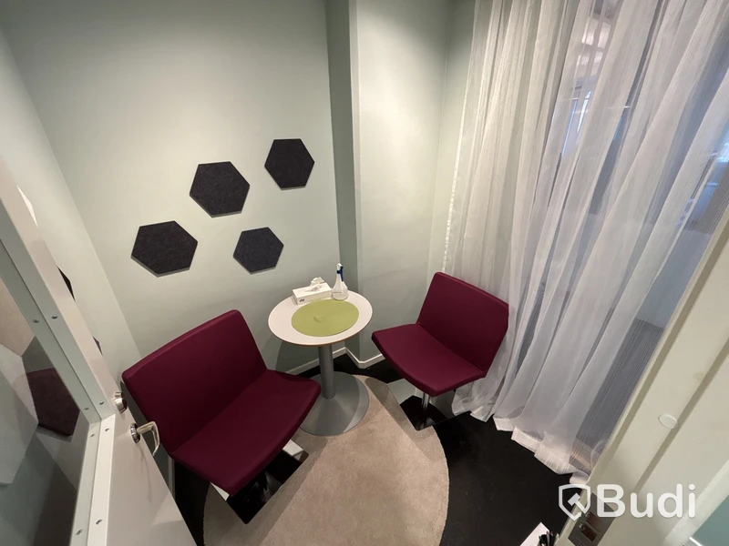 2 st. Fåtöljer, bord, matta, väggdekorationer och gardin