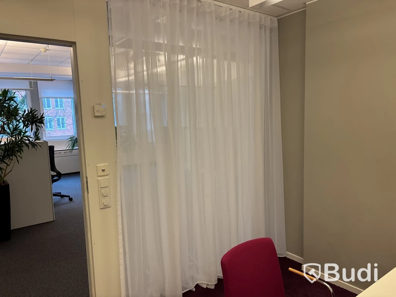Bord, 7 st. Stolar Gärsnäs och 2 st. Gardiner