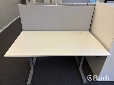 4 st. Höj- och sänkbart skrivbord, 4 st. Väggskärmar, 4 st. Datorskärmar 24 tum och 1 st. Skåp