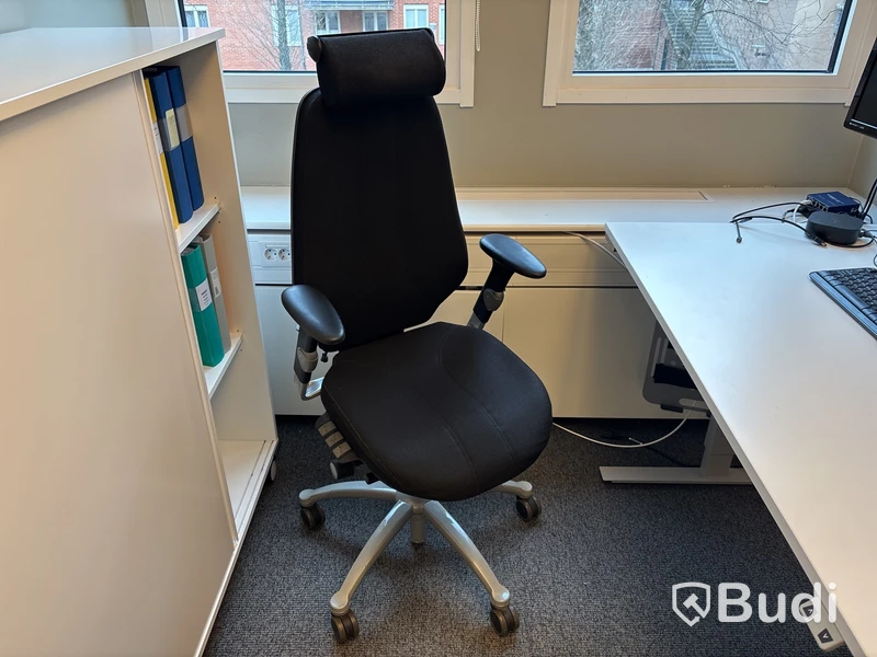 Höj- och sänkbart skrivbord, kontorsstol, lampa, 2 st. Datorskärmar 24 tum, väggskärm och skåp