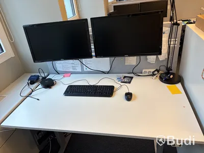 Höj- och sänkbart skrivbord, kontorsstol, lampa, 2 st. Datorskärmar 24 tum, väggskärm och skåp