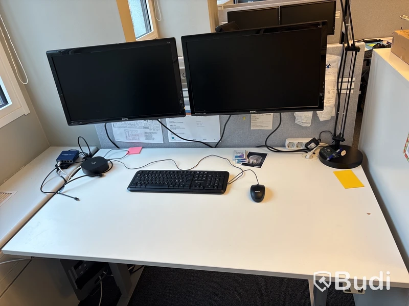 Höj- och sänkbart skrivbord, kontorsstol, lampa, 2 st. Datorskärmar 24 tum, väggskärm och skåp