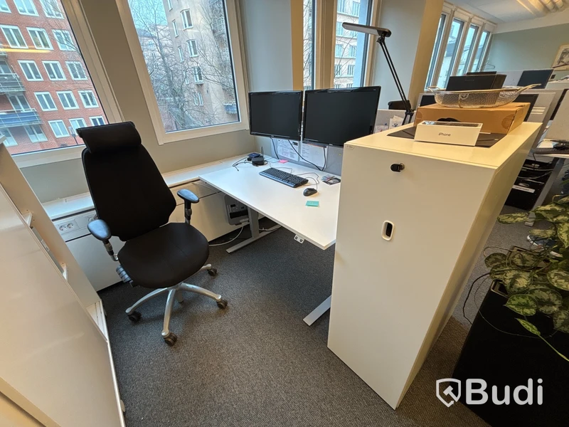 Höj- och sänkbart skrivbord, kontorsstol, lampa, 2 st. Datorskärmar 24 tum, väggskärm och skåp