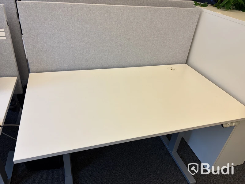 2 st. Höj- och sänkbart skrivbord, 2 st. Kontorsstolar, 2 st. Väggskärmar och 2 st. Datorskärmar 24 tum