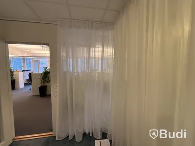 Bord, 4 st. Stolar Arper och 4 st. Gardiner
