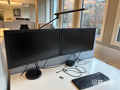 2 st. Höj- och sänkbart skrivbord, 2 st. Kontorsstolar, 2 st. Väggskärmar, lampa och 1 st. Skåp