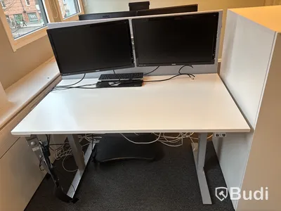 Höj- och sänkbart skrivbord, kontorsstol, skåp, väggskärm och 2 st. Datorskärmar 24 tum