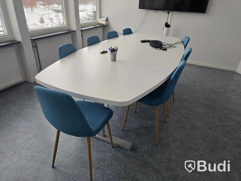 Kontorsinredning, tv-skärmar, konferensmöbel, mm