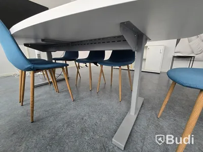 Kontorsinredning, tv-skärmar, konferensmöbel, mm