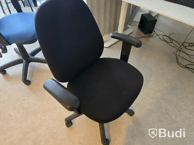 Kontorsinredning, tv-skärmar, konferensmöbel, mm