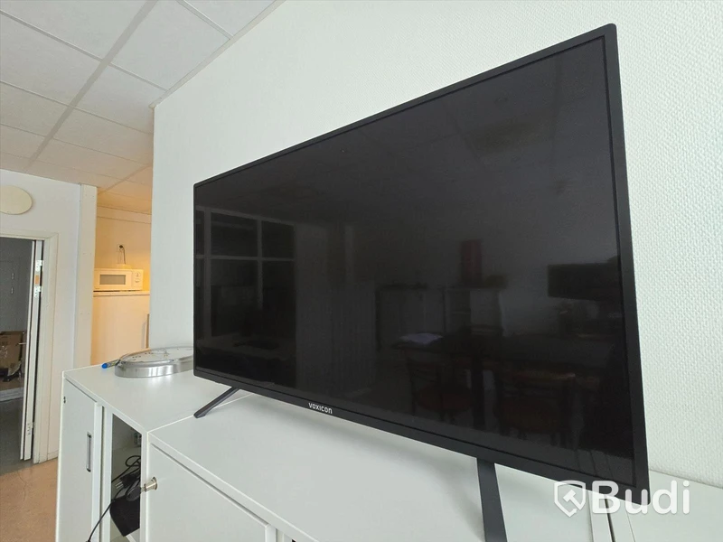 Kontorsinredning, tv-skärmar, konferensmöbel, mm