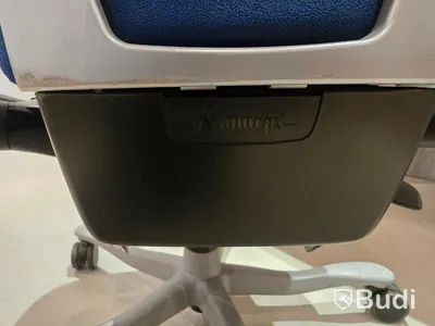 Kontorsinredning, tv-skärmar, konferensmöbel, mm