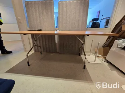Kontorsinredning, tv-skärmar, konferensmöbel, mm