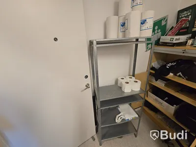 Kontorsinredning, tv-skärmar, konferensmöbel, mm