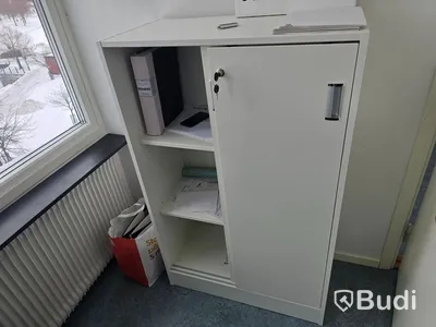 Kontorsinredning, tv-skärmar, konferensmöbel, mm