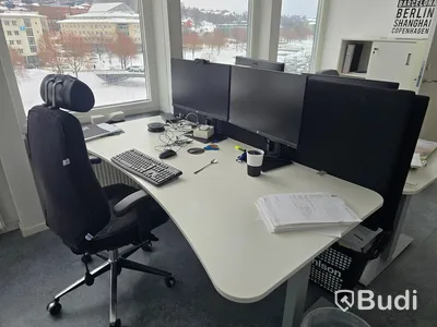 Kontorsinredning, tv-skärmar, konferensmöbel, mm