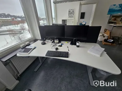 Kontorsinredning, tv-skärmar, konferensmöbel, mm