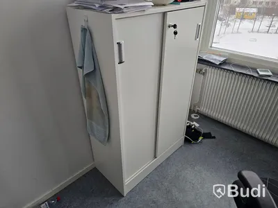 Kontorsinredning, tv-skärmar, konferensmöbel, mm