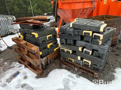 Stort parti med byggstängsel och staket