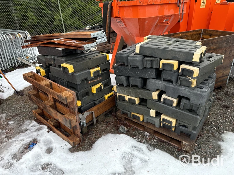 Stort parti med byggstängsel och staket
