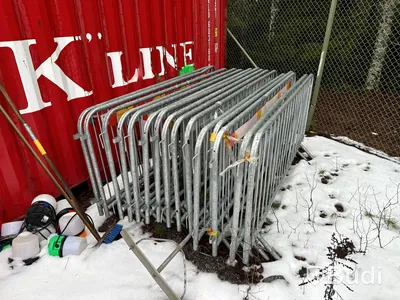 Stort parti med byggstängsel och staket