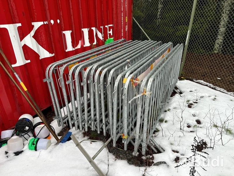 Stort parti med byggstängsel och staket