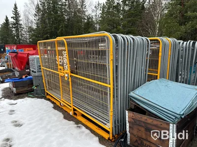 Stort parti med byggstängsel och staket